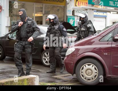 Frankfurt Main, Deutschland. 16. Januar 2014. Sondereinheiten der Polizei (SEK) Fuß vor einem Haus in Frankfurt Main, Deutschland, 16. Januar 2014. Polizei wurde in der Szene eingesetzt wo ein 33 Jahre alter Mann ist Belived, eine Frau als Geisel genommen und in einer Wohnung verbarrikadiert haben. Die Situation ist noch unklar. Foto: BORIS ROESSLER/Dpa/Alamy Live News Stockfoto