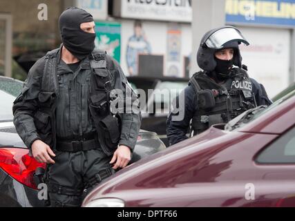 Frankfurt Main, Deutschland. 16. Januar 2014. Sondereinheiten der Polizei (SEK) stehen vor einem Haus in Frankfurt Main, Deutschland, 16. Januar 2014. Polizei wurde in der Szene eingesetzt wo ein 33 Jahre alter Mann ist Belived, eine Frau als Geisel genommen und in einer Wohnung verbarrikadiert haben. Die Situation ist noch unklar. Foto: BORIS ROESSLER/Dpa/Alamy Live News Stockfoto