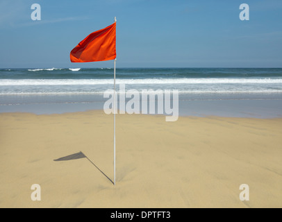 Rot' Nr. Baden' Flag gepflanzt in den Sand am Strand Zurriola, San Sebastian (Donostia), Baskenland, Spanien Stockfoto