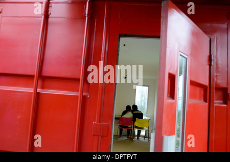 Das äußere des eine einzigartige Bibliotheksgebäude "AMIN", das aus sieben Containern aufgebaut ist Stockfoto