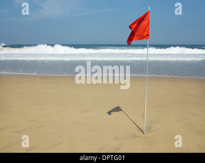 Rot' Nr. Baden' Flag gepflanzt in den Sand am Strand Zurriola, San Sebastian (Donostia), Baskenland, Spanien Stockfoto