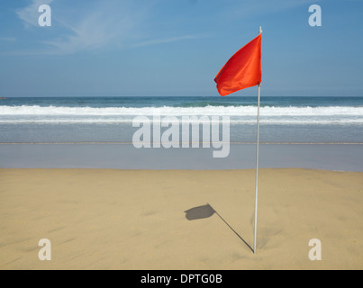 Rot' Nr. Baden' Flag gepflanzt in den Sand am Strand Zurriola, San Sebastian (Donostia), Baskenland, Spanien Stockfoto