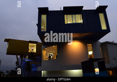 Das äußere des eine einzigartige Bibliotheksgebäude "AMIN", das aus sieben Containern aufgebaut ist Stockfoto