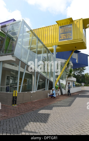 Das äußere des eine einzigartige Bibliotheksgebäude "AMIN", das aus sieben Containern aufgebaut ist Stockfoto