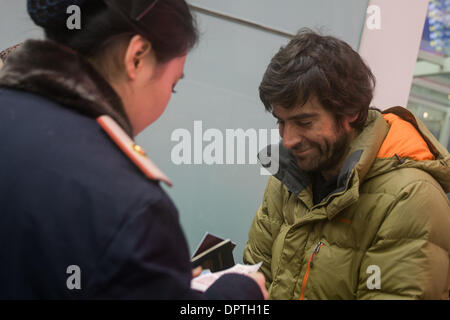 Peking, China. 16. Januar 2014. Ein ausländische Passagier hat sein Ticket in Beijing South Railway Station in Peking, Hauptstadt von China, 16. Januar 2014 überprüft. Das Frühlingsfest 2014 Reisen Ansturm von China begann in den frühen Morgenstunden des Donnerstag. Ca. 3,62 Milliarden Fahrten werden nach Lian Weiliang, stellvertretender Leiter der National Development and Reform Commission auf einer Pressekonferenz während der 40 Tage Spring Festival Reisen Rush, erfolgen. © Chen Junqing/Xinhua/Alamy Live-Nachrichten Stockfoto