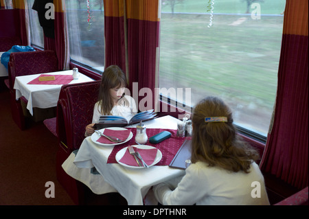 Kinder in einen Zug Speisewagen in Tschechien zwischen Prag und Bratislava. Stockfoto