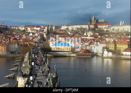 Prager Burg oder Hradschin Sitz des tschechischen Präsidenten. Tschechische Republik-Blick von der Karlsbrücke entfernt Stockfoto