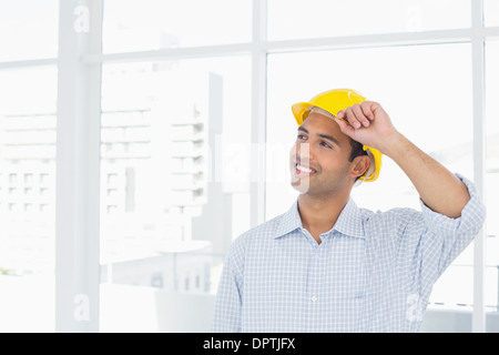 Lächelnde Handwerker tragen einen gelben Schutzhelm Stockfoto