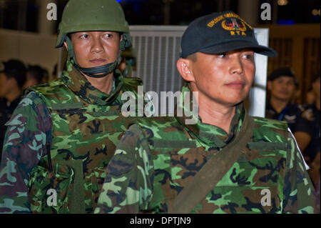 2. Dezember 2008 aufgelöst - Bangkok, Thailand - Thailand Verfassungsgericht am Dienstag, den regierenden Personen Power Party (PPP) und zwei seiner Koalitionspartner für Wahlbetrug. Die Parteien-Führer, einschließlich Premierminister Somchai Wongsawat, wurden von der Politik für fünf Jahre verboten. Die Ankündigung kam Stunden nachdem eine regierungsfeindliche Demonstranten getötet, an einem Flughafen Bangkok worden war Stockfoto