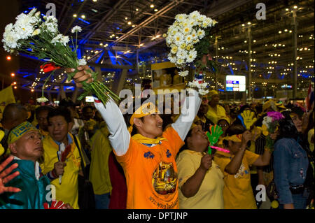 2. Dezember 2008 aufgelöst - Bangkok, Thailand - Thailand Verfassungsgericht am Dienstag, den regierenden Personen Power Party (PPP) und zwei seiner Koalitionspartner für Wahlbetrug. Die Parteien-Führer, einschließlich Premierminister Somchai Wongsawat, wurden von der Politik für fünf Jahre verboten. Die Ankündigung kam Stunden nachdem eine regierungsfeindliche Demonstranten getötet, an einem Flughafen Bangkok worden war Stockfoto