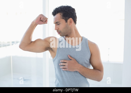 Fit junge Mann Muskeln im studio Stockfoto