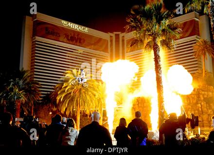 31. Dezember 2008 - Wagen Las Vegas, Nevada, USA - ROBBIE KNIEVEL Sprünge über eine Feuerwand vor das Mirage Hotel and Casino des künstlichen Vulkan während einer Feier New Years Eve devil. (Kredit-Bild: © Steven K. Doi/ZUMApress.com) Stockfoto