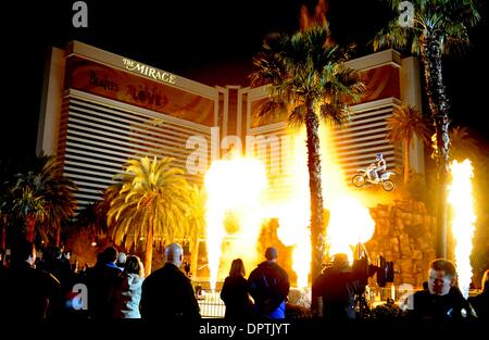 31. Dezember 2008 - Wagen Las Vegas, Nevada, USA - ROBBIE KNIEVEL Sprünge über eine Feuerwand vor das Mirage Hotel and Casino des künstlichen Vulkan während einer Feier New Years Eve devil. (Kredit-Bild: © Steven K. Doi/ZUMApress.com) Stockfoto