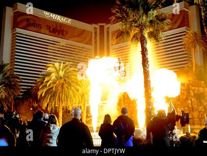 31. Dezember 2008 - Wagen Las Vegas, Nevada, USA - ROBBIE KNIEVEL Sprünge über eine Feuerwand vor das Mirage Hotel and Casino des künstlichen Vulkan während einer Feier New Years Eve devil. (Kredit-Bild: © Steven K. Doi/ZUMApress.com) Stockfoto