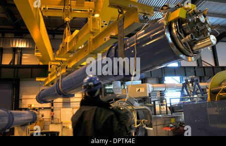 13. Januar 2009 verschieben - Genf, Schweiz - Techniker ein Dipol-Magnet mit einem Kran für die Arbeit in der Magnet-Reparatur-Halle am CERN bei Genf. Den letzten Schaden, Magnete, verursacht durch eine elektrische Störung, beim ersten Einschalten des Large Hadron Collider bedeutet bis zu fünfzig 14 m langen Magnete müssen überarbeitet werden, nachdem von den Beschleunigertunnel unten aufgewachsen. CERN (Europäische Cent " Stockfoto