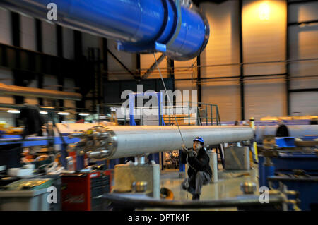 13. Januar 2009 verschieben - Genf, Schweiz - Techniker ein Dipol-Magnet mit einem Kran für die Arbeit in der Magnet-Reparatur-Halle am CERN bei Genf. Den letzten Schaden, Magnete, verursacht durch eine elektrische Störung, beim ersten Einschalten des Large Hadron Collider bedeutet bis zu fünfzig 14 m langen Magnete müssen überarbeitet werden, nachdem von den Beschleunigertunnel unten aufgewachsen. CERN (Europäische Cent " Stockfoto