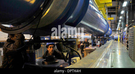 13. Januar 2009 verschieben - Genf, Schweiz - Techniker ein Dipol-Magnet mit einem Kran auf einen Arbeitsplatz in der Magnet-Reparatur-Halle am CERN bei Genf. Den letzten Schaden, Magnete, verursacht durch eine elektrische Störung, beim ersten Einschalten des Large Hadron Collider bedeutet bis zu fünfzig 14 m langen Magnete müssen überarbeitet werden, nachdem von den Beschleunigertunnel unten aufgewachsen. CERN (die Eu Stockfoto