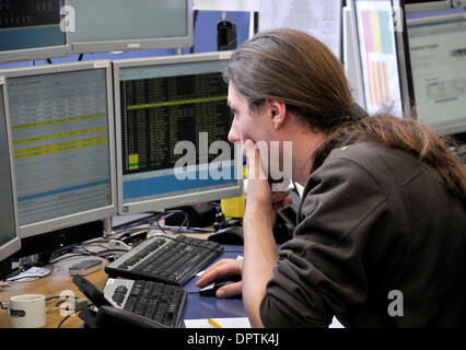 13. Januar 2009 Zentrum - Genf, Schweiz - Mitarbeiter in der Hauptsteuerung am CERN bei Genf. Den letzten Schaden, Magnete, verursacht durch eine elektrische Störung, beim ersten Einschalten des Large Hadron Collider bedeutet bis zu fünfzig 14 m langen Magnete müssen überarbeitet werden, nachdem von den Beschleunigertunnel unten aufgewachsen. CERN (Europäisches Zentrum für Kernforschung) entwickelt, das große Stockfoto