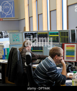 13. Januar 2009 Zentrum - Genf, Schweiz - Mitarbeiter in der zentralen Steuerung am CERN bei Genf. Den letzten Schaden, Magnete, verursacht durch eine elektrische Störung, beim ersten Einschalten des Large Hadron Collider bedeutet bis zu fünfzig 14 m langen Magnete müssen überarbeitet werden, nachdem von den Beschleunigertunnel unten aufgewachsen. CERN (Europäisches Zentrum für Kernforschung) entwickelt die La Stockfoto