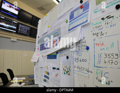 13. Januar 2009 - Genf, Schweiz - A Whiteboard in der Haupt-Control Center am CERN bei Genf. Den letzten Schaden, Magnete, verursacht durch eine elektrische Störung, beim ersten Einschalten des Large Hadron Collider bedeutet bis zu fünfzig 14 m langen Magnete müssen überarbeitet werden, nachdem von den Beschleunigertunnel unten aufgewachsen. CERN (Europäisches Zentrum für Kernforschung) entwickelt th Stockfoto