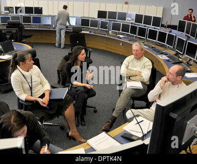 13. Januar 2009 Zentrum - Genf, Schweiz - Mitarbeiter in der Hauptsteuerung am CERN bei Genf. Den letzten Schaden, Magnete, verursacht durch eine elektrische Störung, beim ersten Einschalten des Large Hadron Collider bedeutet bis zu fünfzig 14 m langen Magnete müssen überarbeitet werden, nachdem von den Beschleunigertunnel unten aufgewachsen. CERN (Europäisches Zentrum für Kernforschung) entwickelt, das große Stockfoto