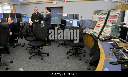 13. Januar 2009 Zentrum - Genf, Schweiz - Mitarbeiter in der zentralen Steuerung am CERN bei Genf. Den letzten Schaden, Magnete, verursacht durch eine elektrische Störung, beim ersten Einschalten des Large Hadron Collider bedeutet bis zu fünfzig 14 m langen Magnete müssen überarbeitet werden, nachdem von den Beschleunigertunnel unten aufgewachsen. CERN (Europäisches Zentrum für Kernforschung) entwickelt die La Stockfoto