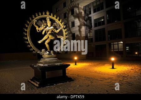 13. Januar 2009 steht - Genf, Schweiz - Skulptur von Shiva, der kosmische Tanz, ein Geschenk der indischen Regierung an Cern, außerhalb Gebäude 40 auf dem Labor-Campus in der Nähe von Genf. CERN (Europäisches Zentrum für Kernforschung) entwickelt, der Large Hadron Collider (LHC) zu forschen in hochenergetischen Teilchenkollisionen.  (Kredit-Bild: © George Grassie/ZUMA Press Stockfoto