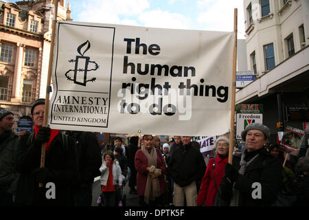 18. Januar 2009 - Brighton, England, Vereinigtes Königreich - hat einen Friedensmarsch für Gaza in Bartholomew Square am 13:00 in Brighton stattgefunden. Politiker und Mitglieder von Muslim, Christian, Buddhisten, Juden und Quäker Gemeinden Vorträge. Hunderte von Menschen trat die Wanderung. Der Weg war leise und langsam, und die Teilnehmer hielten Kerzen und Banner. (Kredit-Bild: © mir Stockfoto