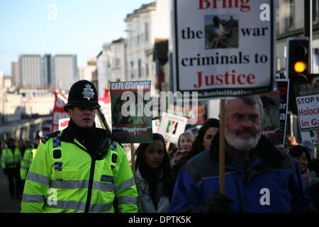 18. Januar 2009 - Brighton, England, Vereinigtes Königreich - hat einen Friedensmarsch für Gaza in Bartholomew Square am 13:00 in Brighton stattgefunden. Politiker und Mitglieder von Muslim, Christian, Buddhisten, Juden und Quäker Gemeinden Vorträge. Hunderte von Menschen trat die Wanderung. Der Weg war leise und langsam, und die Teilnehmer hielten Kerzen und Banner. (Kredit-Bild: © mir Stockfoto