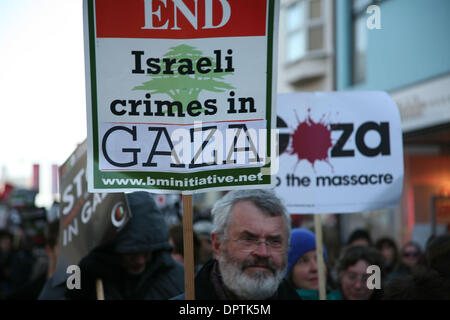 18. Januar 2009 - Brighton, England, Vereinigtes Königreich - hat einen Friedensmarsch für Gaza in Bartholomew Square am 13:00 in Brighton stattgefunden. Politiker und Mitglieder von Muslim, Christian, Buddhisten, Juden und Quäker Gemeinden Vorträge. Hunderte von Menschen trat die Wanderung. Der Weg war leise und langsam, und die Teilnehmer hielten Kerzen und Banner. (Kredit-Bild: © mir Stockfoto