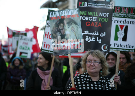 18. Januar 2009 - Brighton, England, Vereinigtes Königreich - hat einen Friedensmarsch für Gaza in Bartholomew Square am 13:00 in Brighton stattgefunden. Politiker und Mitglieder von Muslim, Christian, Buddhisten, Juden und Quäker Gemeinden Vorträge. Hunderte von Menschen trat die Wanderung. Der Weg war leise und langsam, und die Teilnehmer hielten Kerzen und Banner. (Kredit-Bild: © mir Stockfoto