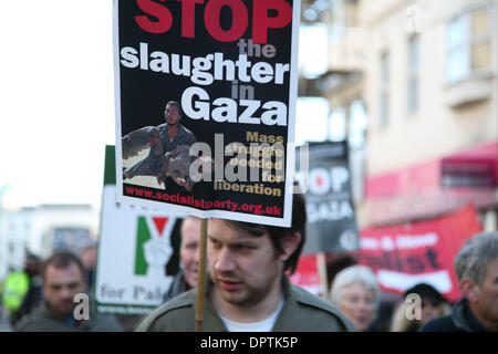 18. Januar 2009 - Brighton, England, Vereinigtes Königreich - hat einen Friedensmarsch für Gaza in Bartholomew Square am 13:00 in Brighton stattgefunden. Politiker und Mitglieder von Muslim, Christian, Buddhisten, Juden und Quäker Gemeinden Vorträge. Hunderte von Menschen trat die Wanderung. Der Weg war leise und langsam, und die Teilnehmer hielten Kerzen und Banner. (Kredit-Bild: © mir Stockfoto