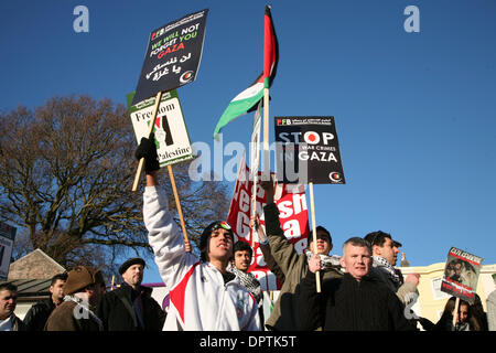 18. Januar 2009 - Brighton, England, Vereinigtes Königreich - hat einen Friedensmarsch für Gaza in Bartholomew Square am 13:00 in Brighton stattgefunden. Politiker und Mitglieder von Muslim, Christian, Buddhisten, Juden und Quäker Gemeinden Vorträge. Hunderte von Menschen trat die Wanderung. Der Weg war leise und langsam, und die Teilnehmer hielten Kerzen und Banner. (Kredit-Bild: © mir Stockfoto