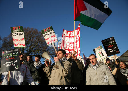 18. Januar 2009 - Brighton, England, Vereinigtes Königreich - hat einen Friedensmarsch für Gaza in Bartholomew Square am 13:00 in Brighton stattgefunden. Politiker und Mitglieder von Muslim, Christian, Buddhisten, Juden und Quäker Gemeinden Vorträge. Hunderte von Menschen trat die Wanderung. Der Weg war leise und langsam, und die Teilnehmer hielten Kerzen und Banner. (Kredit-Bild: © mir Stockfoto