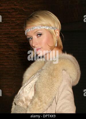 20. Februar 2009 statt - Los Angeles, Kalifornien, USA - Schauspielerin PARIS HILTON Ankunft auf den Montblanc Signature für gute Charity-Gala auf der Paramount Studios viel los.  Gefeierten Künstler Team mit Montblanc und Unterschrift International International Charity-Initiative präsentiert ihre Porträts zur Unterstützung der UNICEF Ausbildung Programme zu enthüllen. 12 einzigartige Porträts mit Schauspielerinnen Stockfoto