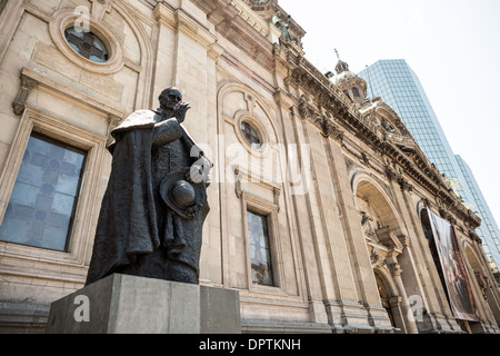 SANTIAGO, CHILE - eine Statue der chilenische Kardinal Jose Maria Caro Rodriguez (1866-1958) an der Plaza de Armas vor der Kathedrale von Santiago de Chile. Stockfoto