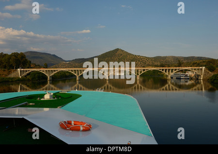 Ein Fluss Douro Kreuzfahrt Schiff nähert sich die Brücke bei Barca d ' Alva. Portugal Stockfoto