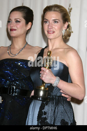 22. Februar 2009 statt - Hollywood, Kalifornien, USA - Schauspielerin MARION COTILLARD und KATE WINSLET, Gewinner für "Beste Leistung durch einen Schauspielerin in einer Hauptrolle" für "Der Vorleser" im Drucksaal auf der 81. Oscar-Verleihung im Kodak Theatre in Hollywood.  (Kredit-Bild: © Paul Fenton/ZUMA Press) Stockfoto