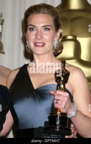 22. Februar 2009 - statt Hollywood, Kalifornien, USA - Schauspielerin KATE WINSLET, Gewinner für "Beste Leistung durch einen Schauspielerin in einer Hauptrolle" für "Der Vorleser" im Drucksaal auf der 81. Oscar-Verleihung im Kodak Theatre in Hollywood.  (Kredit-Bild: © Paul Fenton/ZUMA Press) Stockfoto