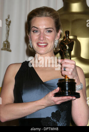 22. Februar 2009 - statt Hollywood, Kalifornien, USA - Schauspielerin KATE WINSLET, Gewinner für "Beste Leistung durch einen Schauspielerin in einer Hauptrolle" für "Der Vorleser" im Drucksaal auf der 81. Oscar-Verleihung im Kodak Theatre in Hollywood.  (Kredit-Bild: © Paul Fenton/ZUMA Press) Stockfoto