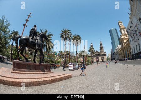 SANTIAGO, Chile – eine imposante Reiterstatue von Don Pedro de Valdivia, dem spanischen Konquistador, der Santiago 1541 gründete, steht an der historischen Plaza de Armas. Dieses Bronzemonument vor dem Hintergrund der Stadt, die er gegründet hat, erinnert an Santiago's koloniale Ursprünge und das komplexe Erbe der spanischen Eroberung in Amerika. Stockfoto