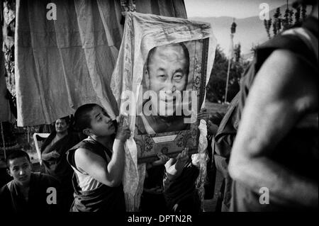 11. März 2009 - trägt Katmandu, Bagmati, Nepal - ein junger Lama das Portrait des 14. Dalai Lama während des buddhistischen Festivals von Chotrul Düchen - zum Gedenken an Buddhas Sieg über seine indische Rivalen in einem Wettbewerb. Es wird gesagt, dass Buddha ein anderes Wunder auf jeder der fünfzehn Tage angezeigt, und viele inspirierte, seine Lehren zu umarmen. (Kredit-Bild: © Edwin Koo/zReportage.co Stockfoto