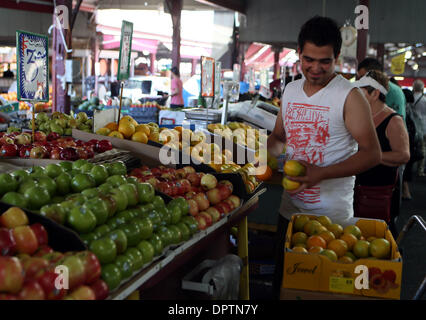 Melbourne, Australien. 16. Januar 2014. Ein Anbieter stellt seine Früchte in Queen Victoria Market in Melbourne, Australien, am 16. Januar 2014. Queen Victoria Market gehört zu den größten Markt unter freiem Himmel in der südlichen Hemisphäre. Ab 1857 als einen kleinen Markt, ist der Markt jetzt eine große Melbourne touristische Destination bietet eine Vielzahl von Obst und Gemüse, Fleisch, Schmuck und handgefertigte Kunst und Kunsthandwerk. © Li Peng/Xinhua/Alamy Live-Nachrichten Stockfoto