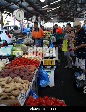 Melbourne, Australien. 16. Januar 2014. Kunden kaufen Gemüse an Queen Victoria Market in Melbourne, Australien, am 16. Januar 2014. Queen Victoria Market gehört zu den größten Markt unter freiem Himmel in der südlichen Hemisphäre. Ab 1857 als einen kleinen Markt, ist der Markt jetzt eine große Melbourne touristische Destination bietet eine Vielzahl von Obst und Gemüse, Fleisch, Schmuck und handgefertigte Kunst und Kunsthandwerk. © Li Peng/Xinhua/Alamy Live-Nachrichten Stockfoto