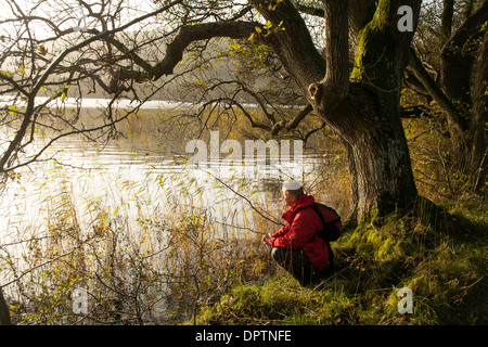 Walker stehen an der Seite des Loch Arthur in der Nähe von Beeswing Schottland. Loch Arthur hat den Ruf, die Legende von King Art angeschlossen werden Stockfoto