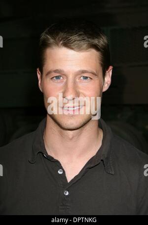 25. März 2009 - Los Angeles, Kalifornien, USA - Schauspieler BENJAMIN MCKENZIE bei der Weltpremiere von "Amerikanische Identität" statt im Samuel Goldwyn Theater an der Academy of Motion Picture Arts & Sciences, Beverly Hills (Credit-Bild: © Paul Fenton/ZUMA drücken) Stockfoto