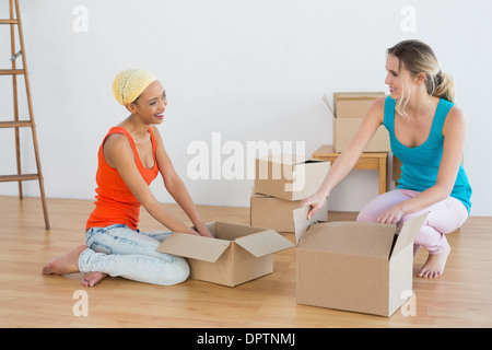 Glückliche Freunde Auspacken Boxen in einem neuen Haus Stockfoto