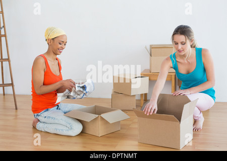 Glückliche Freunde Auspacken Boxen in einem neuen Haus Stockfoto