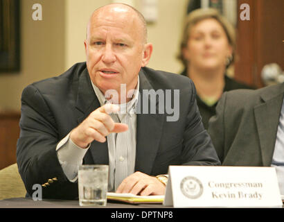 27. März 2009 - eingeladen, The Woodlands, Texas, USA - Kongressabgeordnete KEVIN BRADY, R-The Wälder, Führer des Montgomery County Sozialeinrichtung Agenturen zu einer Diskussionsrunde in The Woodlands United Methodist Church vorgeschlagene Änderungen in der Steuerabzüge für wohltätige Zwecke zu diskutieren. (Kredit-Bild: © Eric Swist/ZUMA Press) Stockfoto