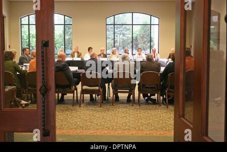 27. März 2009 - eingeladen, The Woodlands, Texas, USA - Kongressabgeordnete KEVIN BRADY, R-The Wälder, Führer des Montgomery County Sozialeinrichtung Agenturen zu einer Diskussionsrunde in The Woodlands United Methodist Church vorgeschlagene Änderungen in der Steuerabzüge für wohltätige Zwecke zu diskutieren. (Kredit-Bild: © Eric Swist/ZUMA Press) Stockfoto